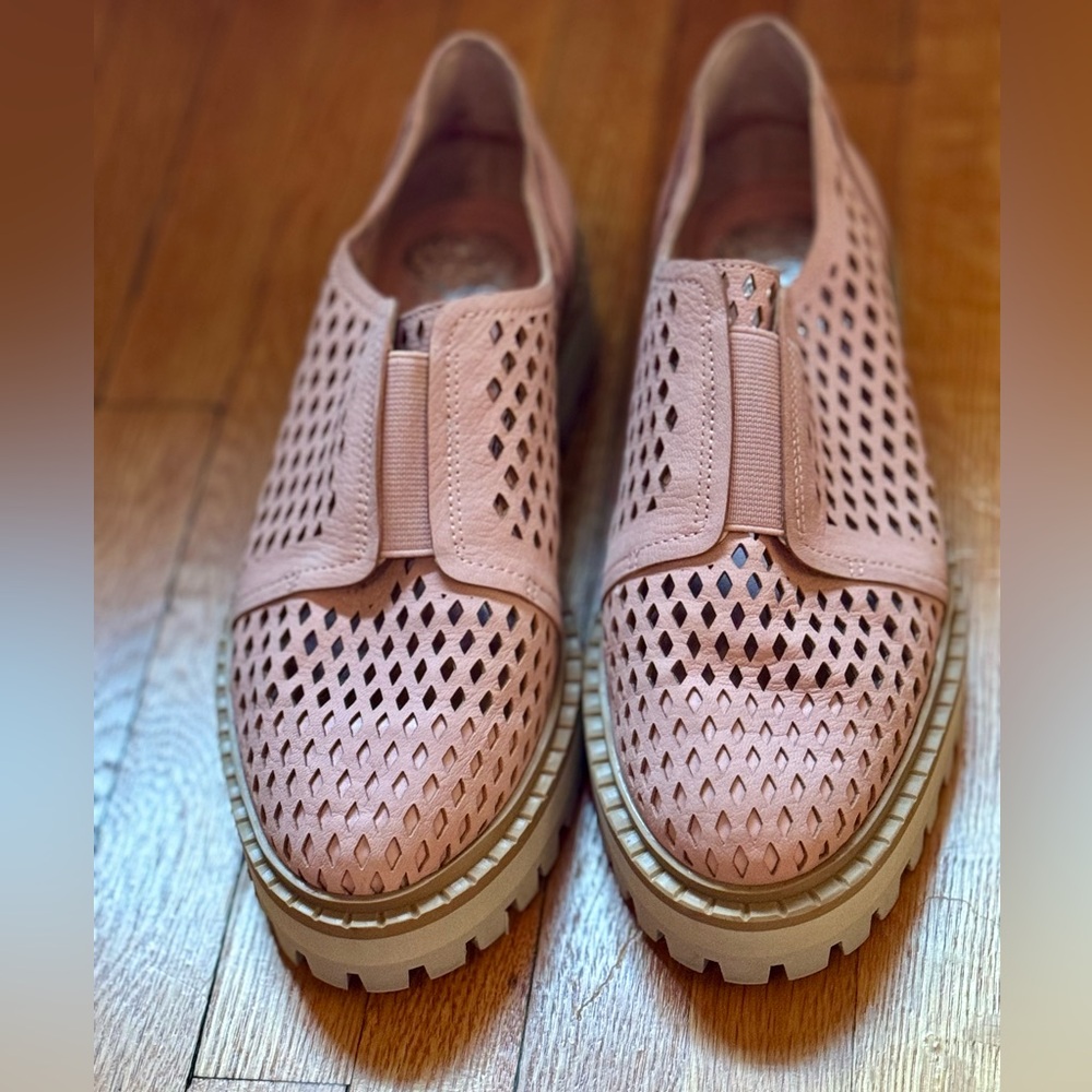 Vince Camuto Mritsa slip-on oxford with a perforated upper. Never worn. Size 6 - Picture 6 of 12